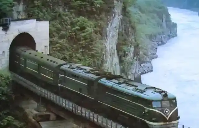 穿过奶奶包隧道时,列车长突然发现,利子依达大桥上的铁轨不见了.