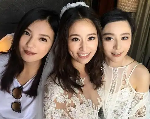 赵薇范冰冰连续合体证关系好,但这次赵薇和范冰冰一样高还比她瘦