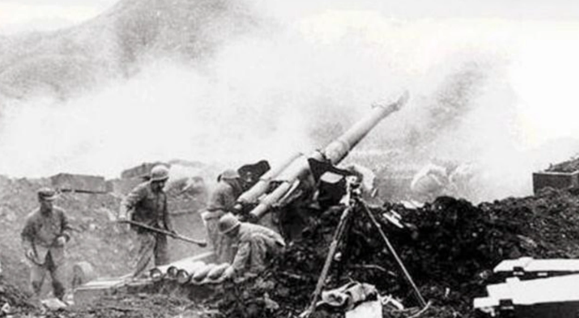 法卡山战役:50天打退敌军数十次反扑,幸存者战后相拥而泣