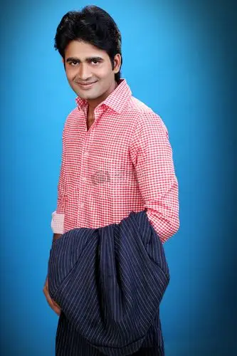 微笑的衬衫男人