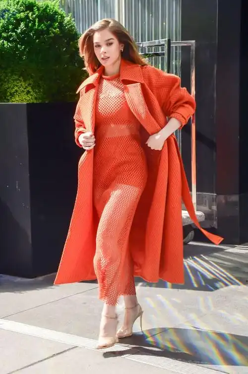 海莉·斯坦菲尔德美腿玉足大赏,我的海狸大美妞越来越有女人味了|大长