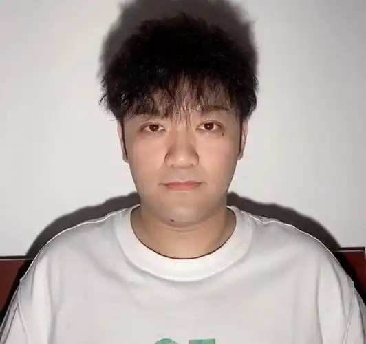 尤浩然晒近照胖出双下巴不像25岁家有儿女后再未演过主角