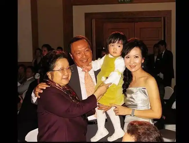 明星八卦 ▲2008年,陈美琪在山西的垃圾堆捡到一个被抛弃的女婴.