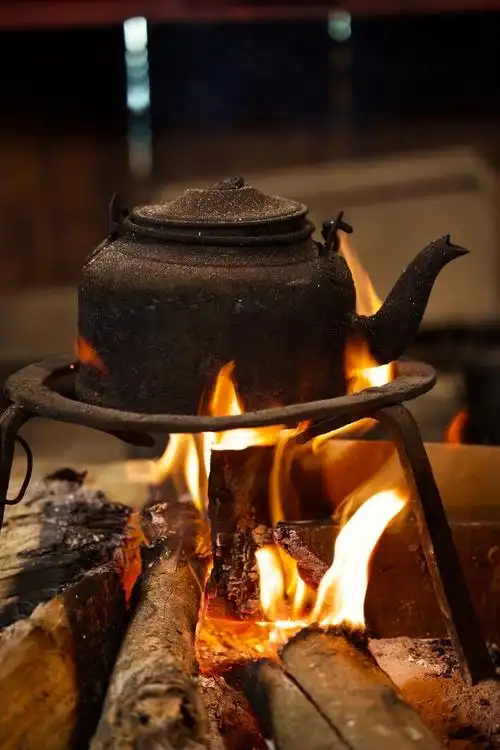 哈尼族人家的火塘