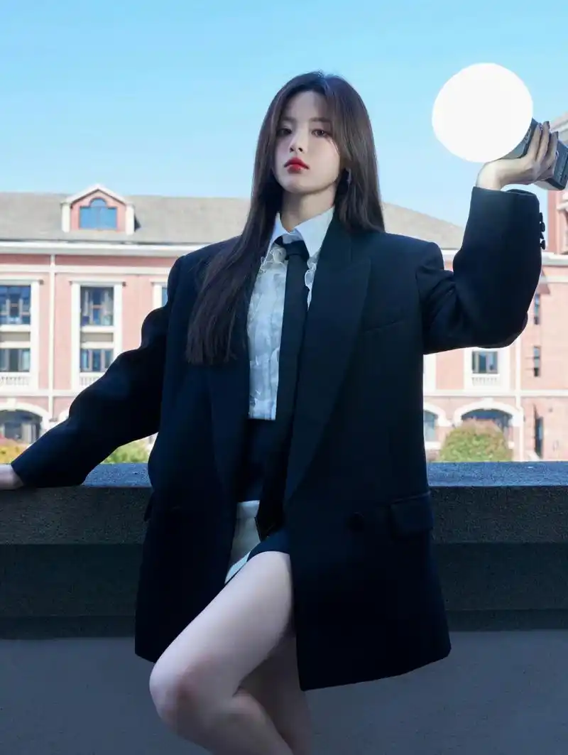 杨超越好会穿搭,越来越有女人味了,白上衣 小短裙配上西装外套,精致
