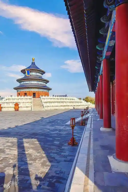 top3:天坛是明清两代皇家祭天的场所,这里弥漫着"天人感应"的氛围.