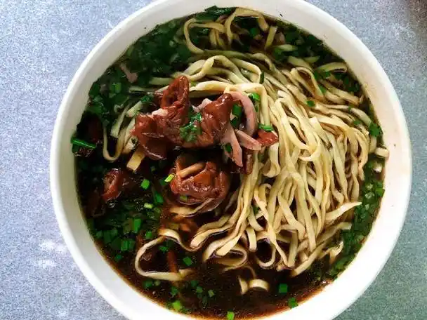 镇江三怪之一的锅盖面,找了家网红接地气的店,第一次吃有点懵圈