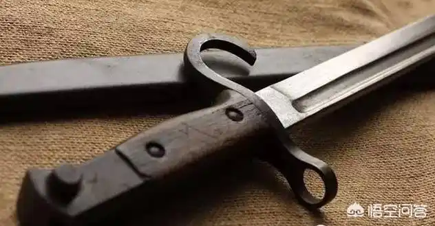 二战时,日本三八式步枪带的刺刀有个钩子,是做什么用的?