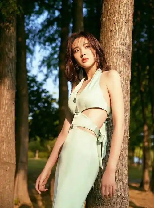 唐艺昕草绿连衣裙性感写真