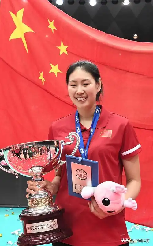 2019女排世界杯颁奖仪式,中国女排姑娘举起冠军奖杯
