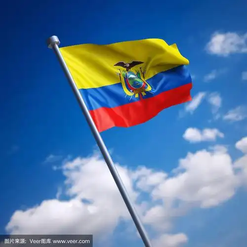 蓝色天空下的厄瓜多尔国旗