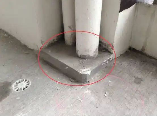 通常卫生间管道与楼板连接处要有止水台.↓管道缺少止水台.