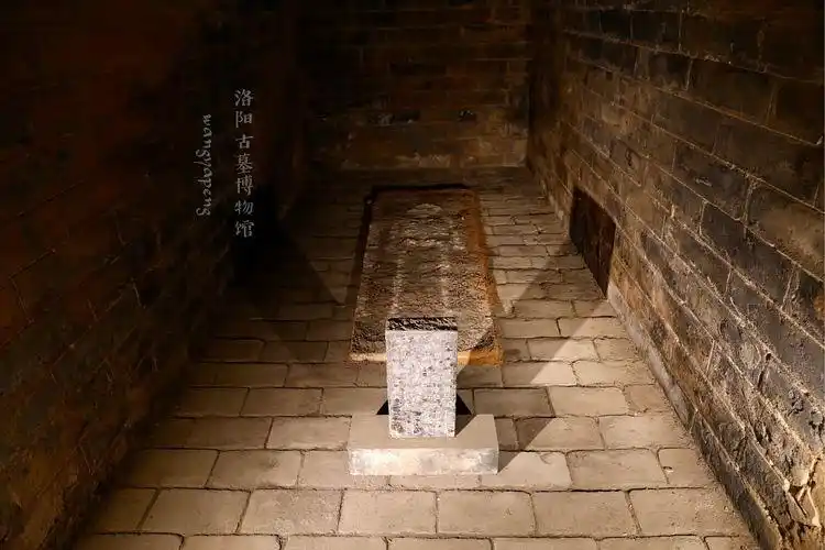 西晋墓的主人大体是女性,此墓当中其实已经没有什么东西,但是打进来