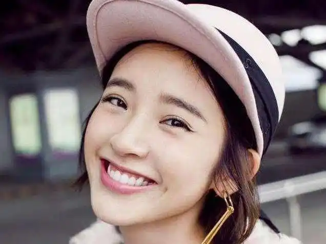 明星"烤瓷牙"太不真实了!牙缝发黑,镜头下反光,直接无法直视