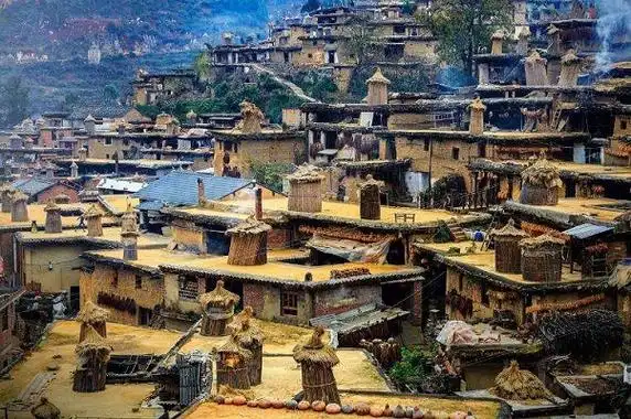 湛湛蓝天,莽莽凉山.车伕作品《彝家新貌》