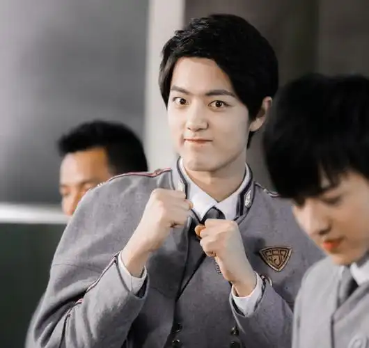 朋友a:最早喜欢他的,看超星星学园中的方天泽,那一刻就心动了.