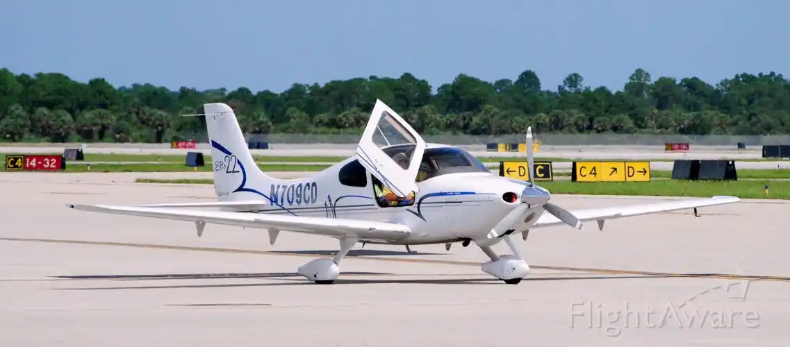 cirrus sr-22 (n709cd)