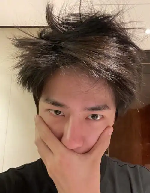 王一博再被质疑整容?看高清怼脸素颜照后网友:手术痕迹好重