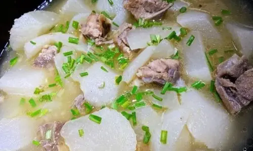 午餐白萝卜煲骨头汤,又营养又滋润