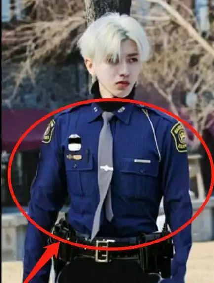 更别说抄袭蔡徐坤穿军装的事情了,而且蔡徐坤的粉丝真是一点常识都没