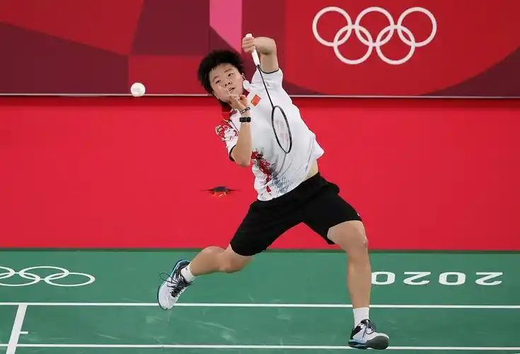 当日,在东京奥运会羽毛球女子单打半决赛中,中国队选手陈雨菲以2比1