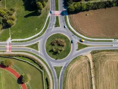 产量和回旋处的迹象环形交叉路口的鸟瞰图和车辆循环照片