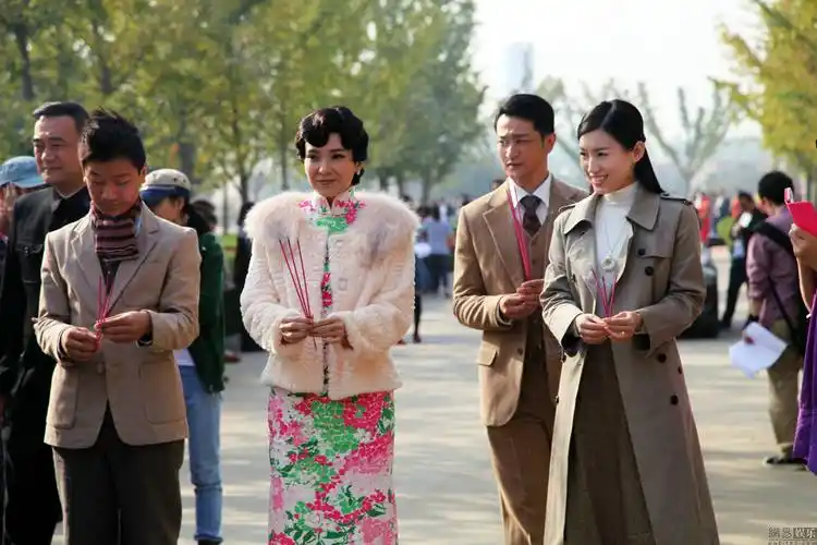 金玉瑶开机苏青英气十足