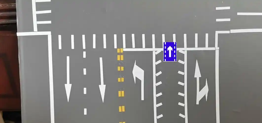 那么今天要说的锯齿车道就是这么一个交通标志,大部分的人都不知道这