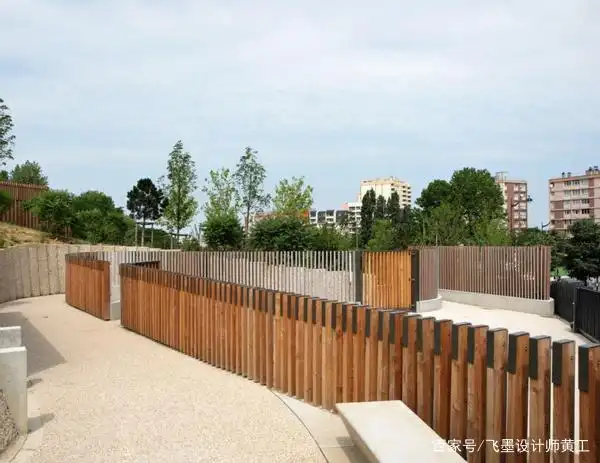 老家有房的,庭院一定要这么建,红砖砌波浪形围墙,成本低显气派