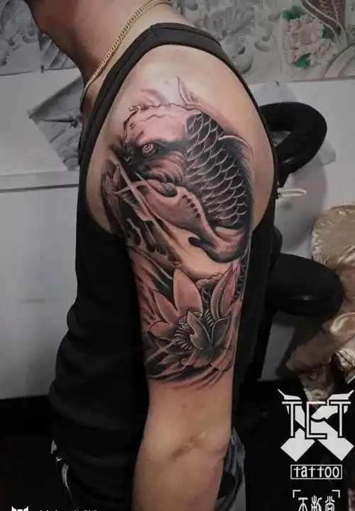 大臂鲤鱼纹身图片_成品手臂传统动物纹身图案