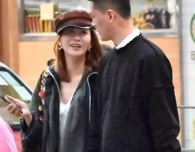 李彩桦老公罕见露面,高大帅气,172cm"艾莉"站其身旁小鸟依人