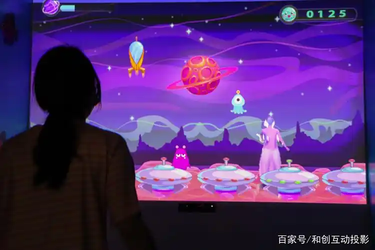 神笔画画是由小朋友自己绘画设计和涂色小动物, 通过系统在大屏幕上