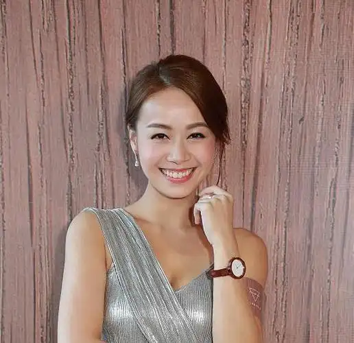 黄心颖笑容甜美很有女人味十足