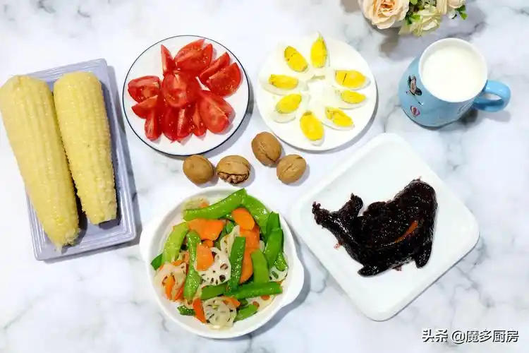 早餐三:蔬菜粥,水煮双花鸡胸肉,红糖黑全麦面包,桂花糕