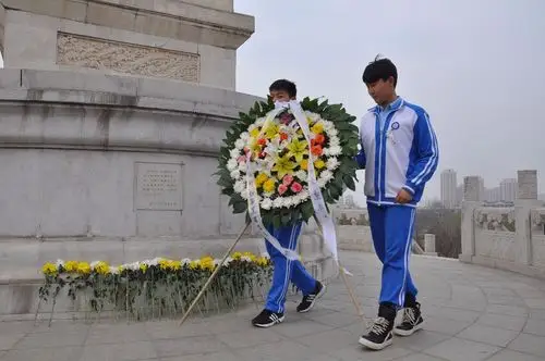 里社区,河北区军休所育红路片活动站组织部分军休干部,以及汇森中学