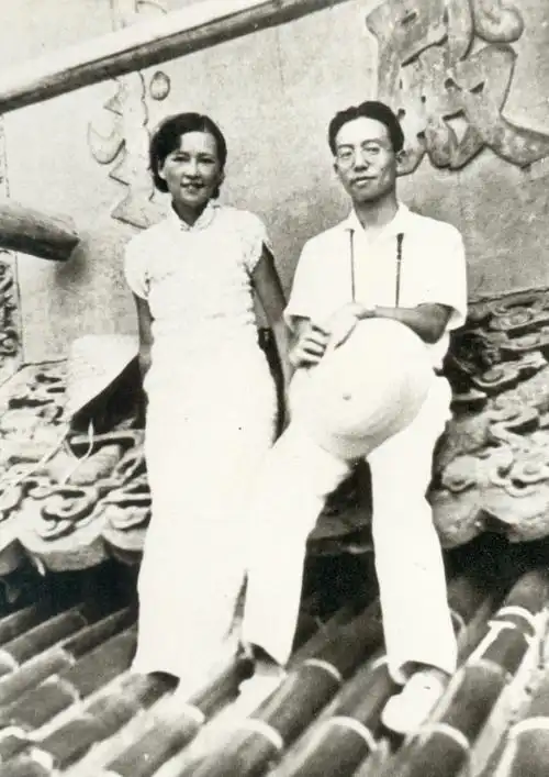 斗拱旁的梁思成与林徽因清华特展纪念中国建筑一代宗师