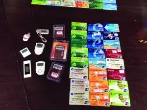 警方查获的部分用于洗钱的银行卡和u盾   警方供图