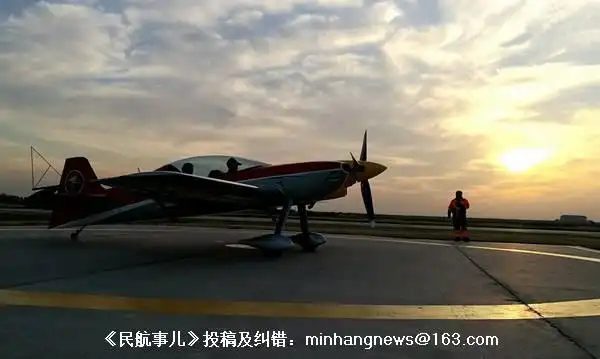福航特技飞行队携中国红xa42亮相2016珠海航展
