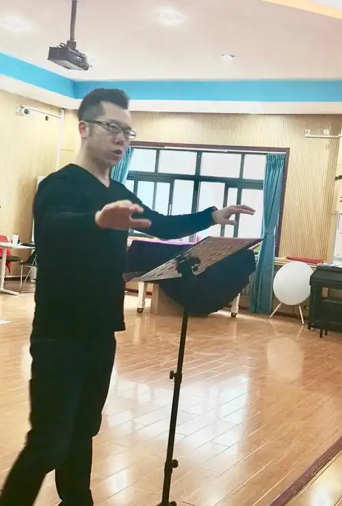 王帅老师就《我们一起唱歌》中的附点四分音符的指挥手势跟老师们一起