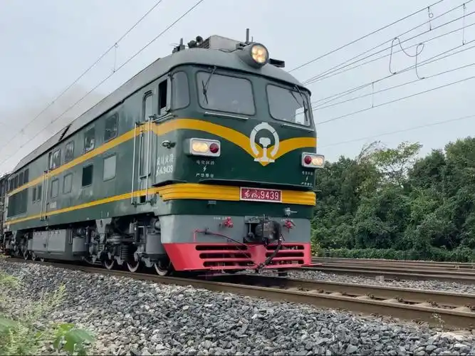 【成都北编组站vi场出发场】内燃拉货上正线!