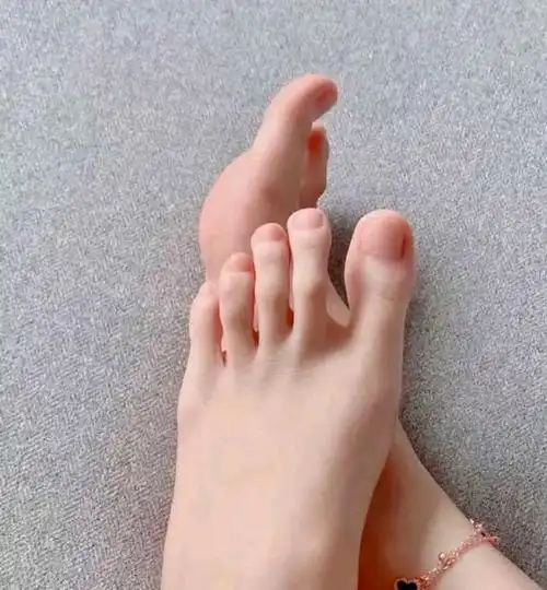 有人觉得自己的老婆的脚不如别的女孩的脚好看,从而对她们失去了吸引