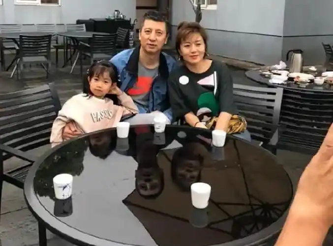 45岁郭士强年薪被公开妻儿背景很神秘多张照片成焦点