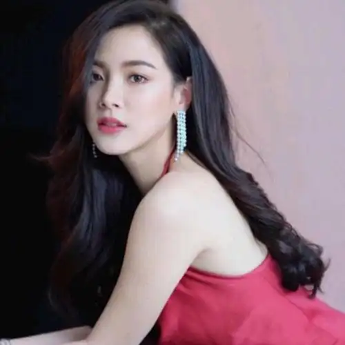 泰国明星小水穿着红色旗袍庆祝中国新年,虽然已经31岁了,但是瘦弱的