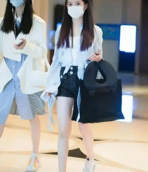 金句一姐陈卓璇身材超赞粉色外套配哪吒头真别致人群中的c位