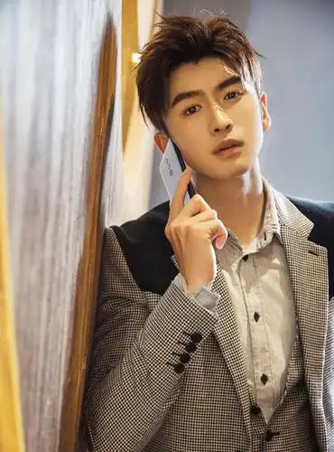 get张云龙百变西装穿搭,展现内敛稳重的型格,看起来时尚不呆板