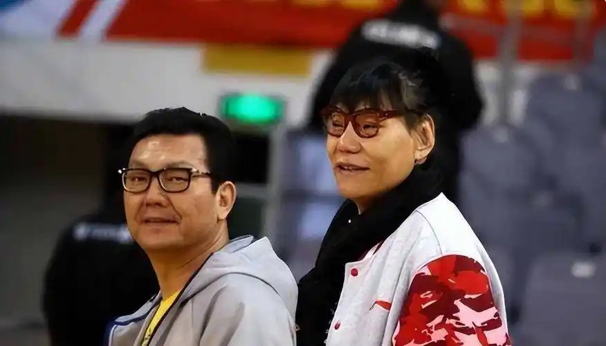 原创郑海霞享受大校待遇退役嫁给1米9街道临时工如今家庭生赢