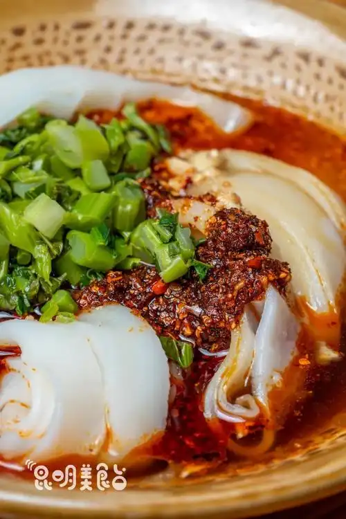 时隔一年没吃了,凉卷粉,豌豆粉,凉面,凉虾,甜糕各来一碗.