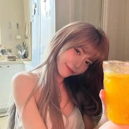 女主播近日美照周淑怡自拍整活小钰晒怼脸照沫子改换御姐风