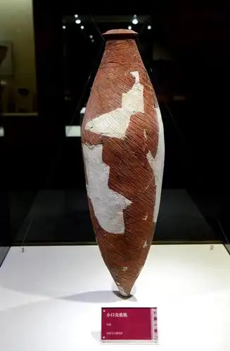 这是仰韶文化博物馆展出的文物小口尖底瓶(4月10日摄).