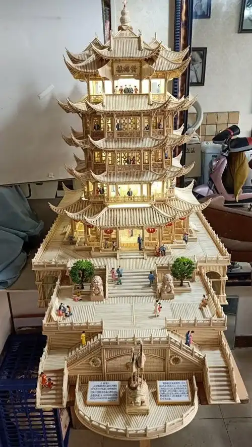 段宪永用筷子手工制作的黄鹤楼.
